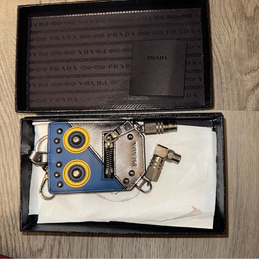 PRADA 100% AUTHENTIC Robot Key Holder Charm DIGITAL COA INCLUDED - Picture 5 of 14